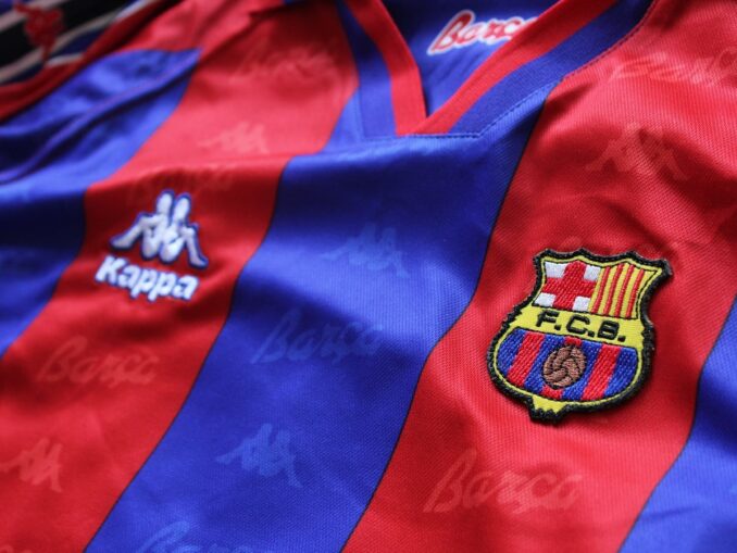 Майка футбольного клуба Барселона - отличный сувенир для болельщика