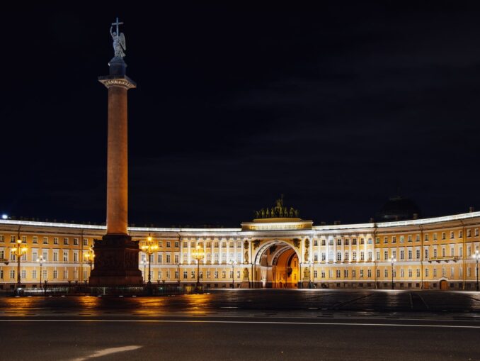 Александровскую колонну и Главный Штаб нужно обязательно увидеть в Питере