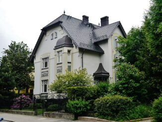 В Калининграде в районе Амалиенау нужно посмотреть виллы в югендстиле