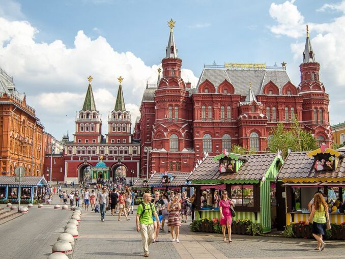 На Красной площади  в Москве летом не очень много туристов