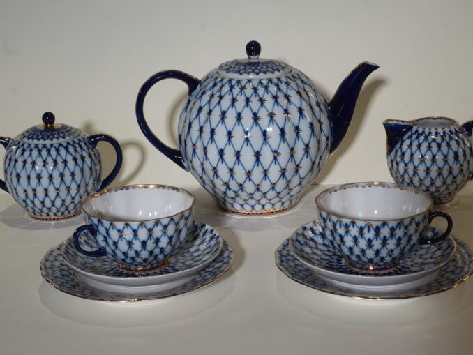 Ломоносовский фарфор - отличный сувенир из Питера для женщины