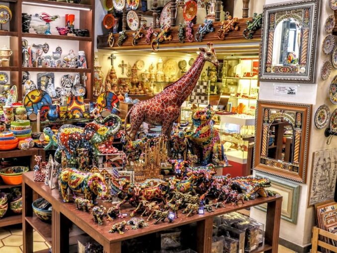 В Каталонии можно купить на память керамику местного производства