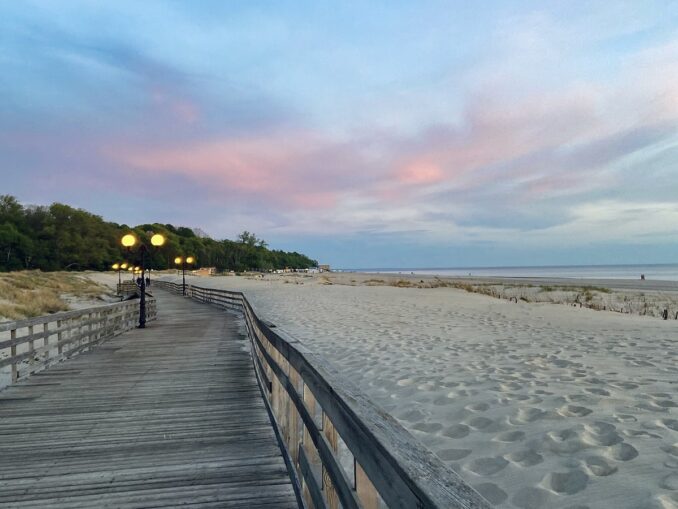 Пляж в Янтарном в Калининградской области - отличное место для отдыха на море в России