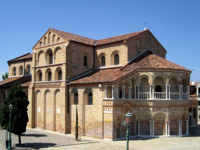 В базилику Санта-Мария э Донато нужно обязательно сходить туристу на Мурано