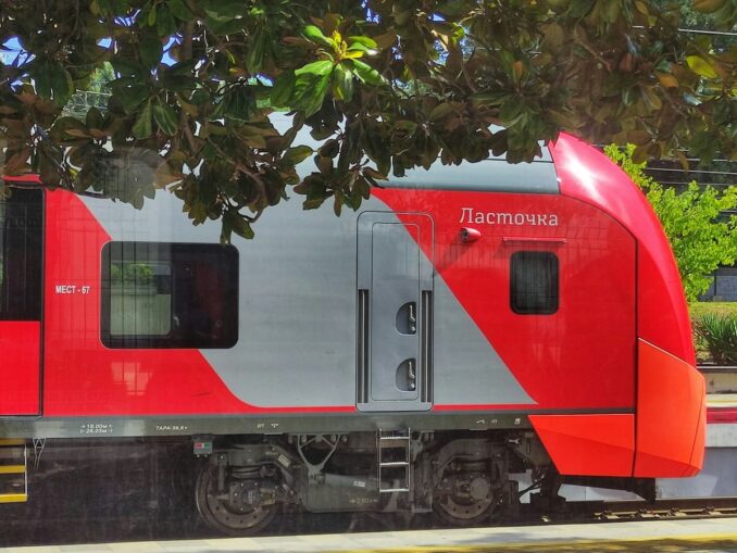 Из Сочи до Красной Поляны проще всего добраться на электричке "Ласточка"