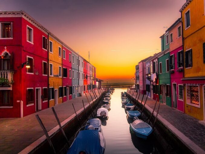 На Бурано нужно посмотреть разноцветные дома