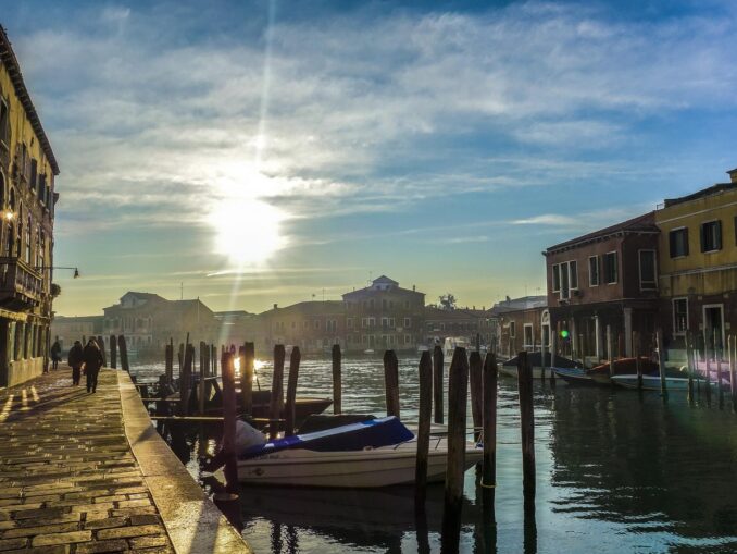 На Мурано нужно посетить Музей стекла и прогуляться вдоль Рио-деи-Ветрай
