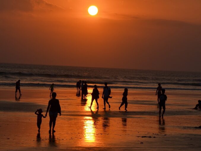 In August, Bali should go to look at the sunset