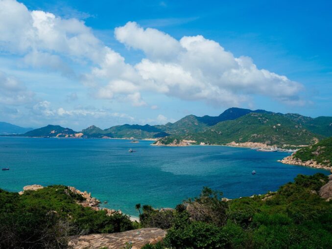 Бухту Камрань во Вьетнаме посещает редкий турист