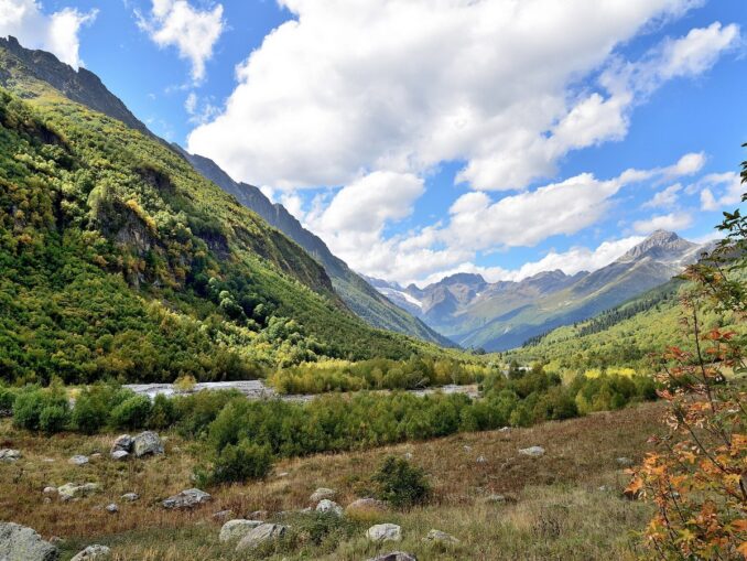 Dombay-Ulgen Gorge-Air temperature in Dombai in September reaches +22-24 degrees