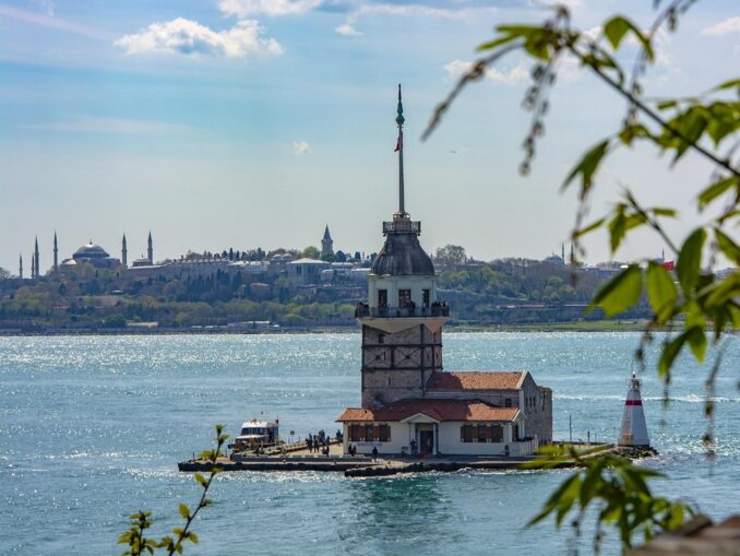 Стамбул в сентябре наслаждается жаркой погодой