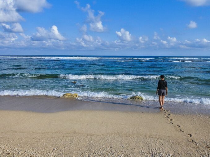 Пляж Меласти на Бали В октябре на Бали можно купаться на пляже Меласти