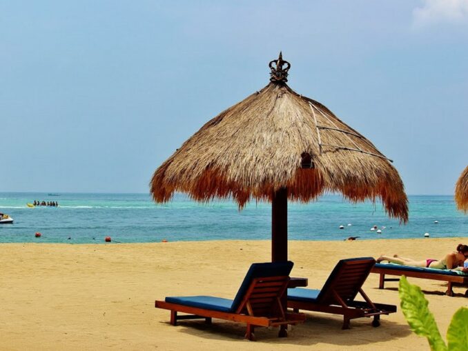 На пляже Нуса Дуа на Бали лучше всего отдыхать с детьми