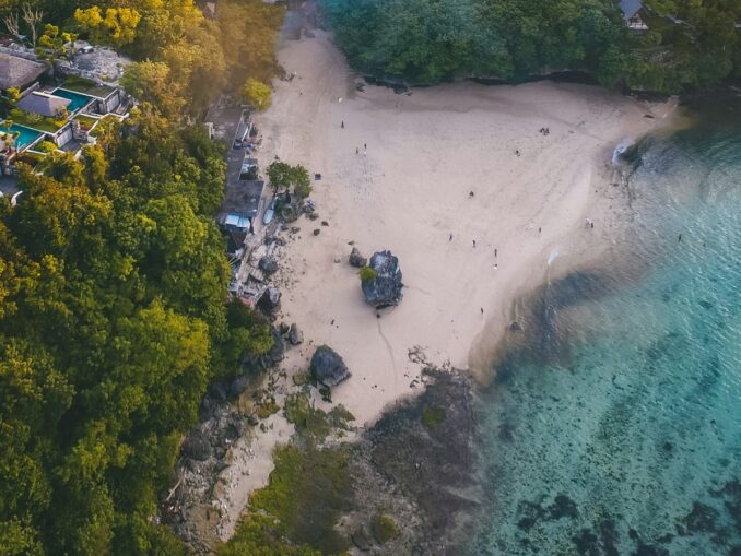 В низкий сезон на Паданге-Паданге можно купаться