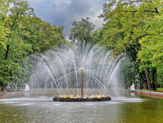 Фонтан «Солнце» в Нижнем парке Петергофа включают в мае