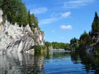 Горный парк Рускеала в находится в Карелии недалеко от Сортавалы