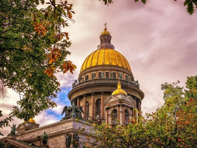 Исаакиевский собор - в Санкт-Петербурге в сентябре стоит теплая погода