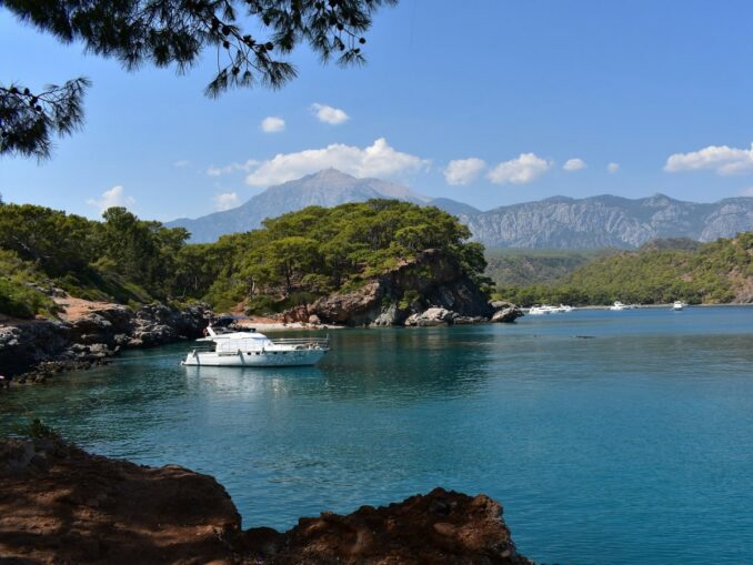 Кемер в Турции в сентябре - хорошее место для пляжного отдыха