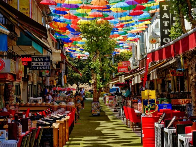 Зонтики от солнца - в сентябре в Анталии очень жарко