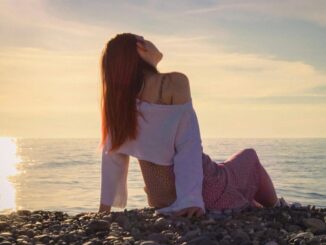 Девушка на море - в Адлер в сентябре стоит ехать на отдых