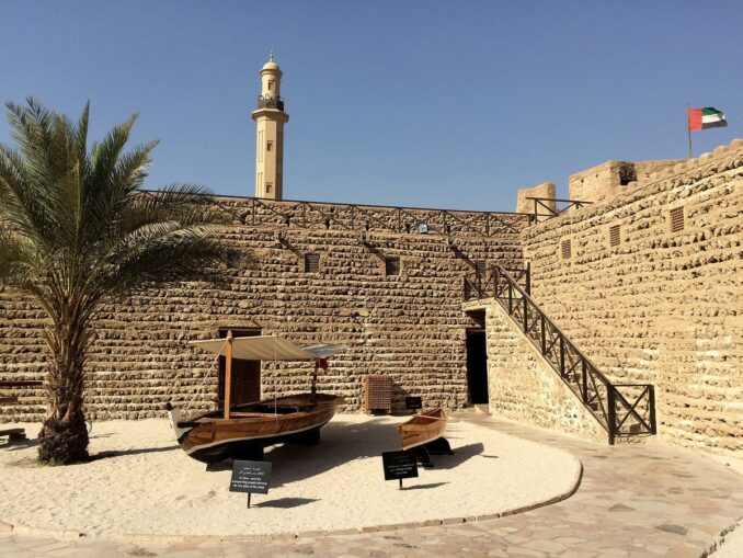 Крепость Аль-Фахиди в Дубае, фото @Aidas U./Wikimedia Commons Крепость Аль-Фахиди в Дубае нужно посмотреть если вы интересуетесь историей эмирата