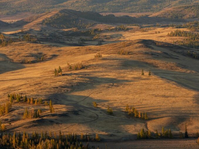 Air temperature in Altai in October can fluctuate from +20 to -5 degrees Celsius