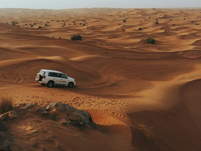 Through the Arabian Desert in Dubai in an SUV, photo unsplash.com/@zafeerah_h In Dubai on New Year's it is worth seeing the desert during a jeep safari