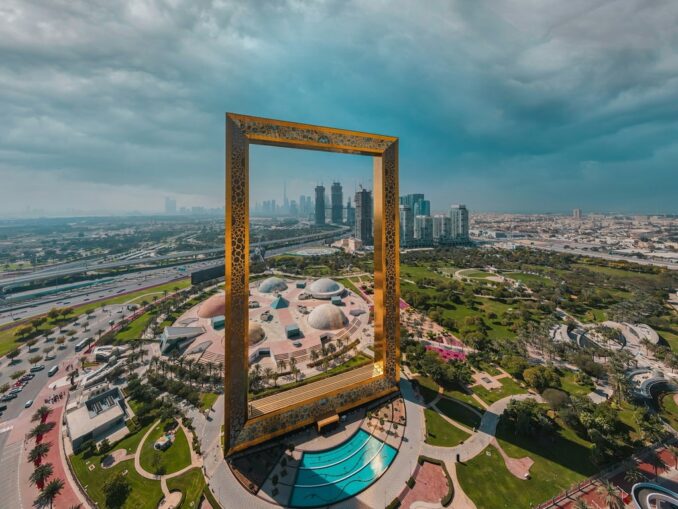 Рамка Дубая - одна из самых популярных достопримечательностей эмирата