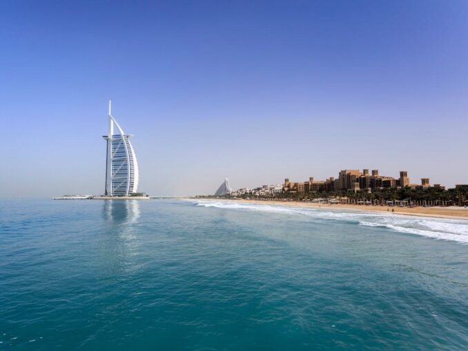 В сентябре в Дубае еще очень жарко - до +40-45 градусов