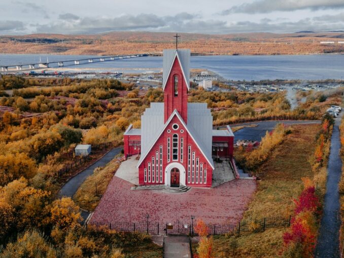 Церковь Архангела Михаила - температура воздуха в Мурманске в сентябре достигает +20 градусов