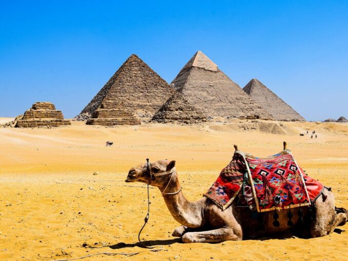 Пирамиды - ездить на экскурси в Египте лучше зимой, в самое холодное время года
