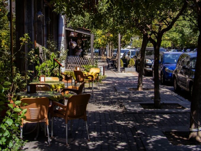 In early October in Yerevan they go in summer clothes