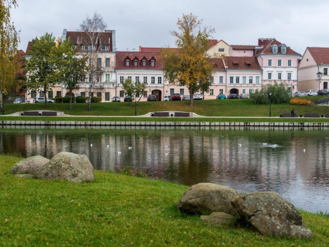 Троицкое предместье в Минске в октябре Температура воздуха в Минске в октябре достигает +20 градусов
