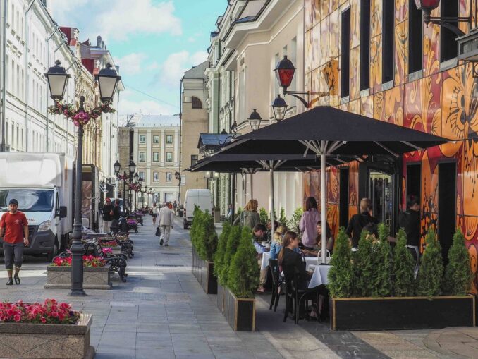 In the city center - in September in Moscow you can walk in summer clothes