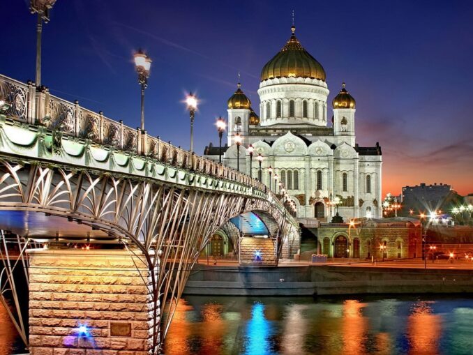 Храм Христа Спасителя - в Москве в сентябре тепло и вечерами
