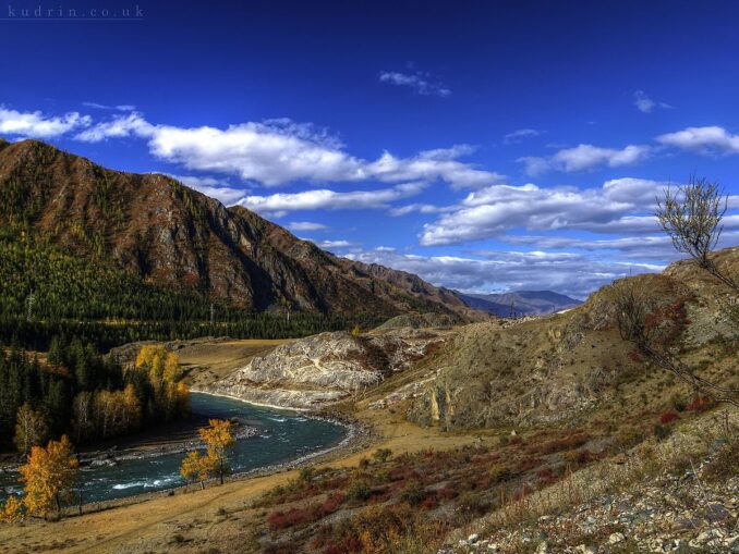 The Katun River in Altai is especially beautiful in the fall