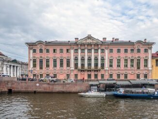 Строгановский дворец в Санкт-Петербурге находится на углу Невского проспекта и Мойки