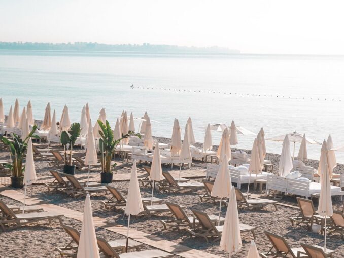 Beach - Air temperature in Antalya in October reaches +28-30 degrees