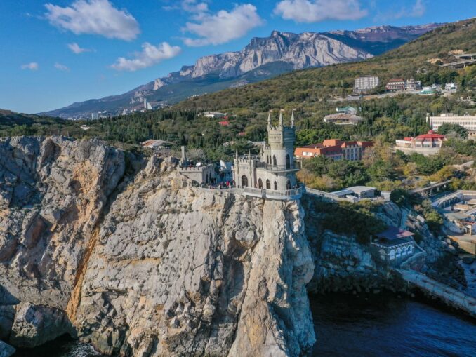 В Крыму в России стоит отдохнуть на море в октябре