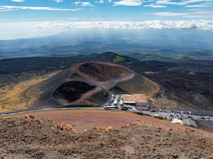Парковка и базовый лагерь для подъема на Этну
