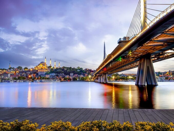 В Стамбул стоит отдыхать в Турции в ноябре