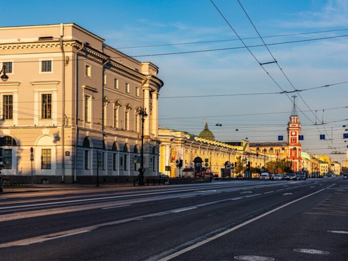 Метро "Гостиный двор" в Санкт-Петербурге находится под зданием "Гостиного двора"