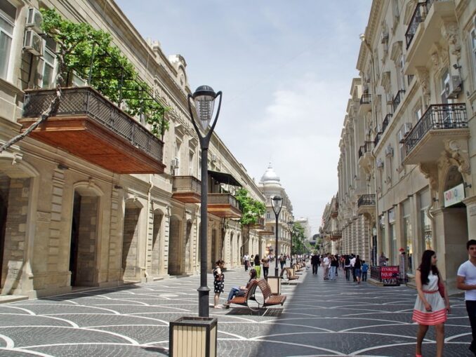 В сентябре в Баку ходят в летней одежде