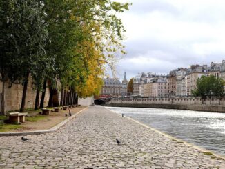 В Париж в октябре стоит теплая пасмурная погода