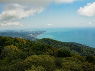 В Адлере в октябре стоит теплая погода