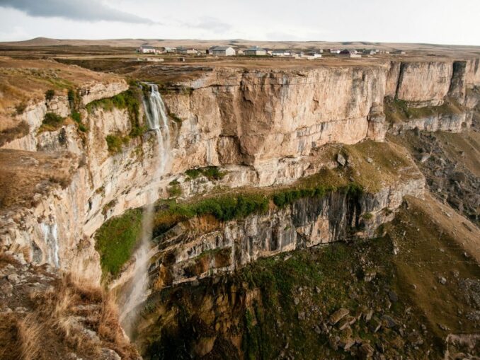 In Dagestan in October, you can see the Hunzakh plateau and the Tobot waterfall