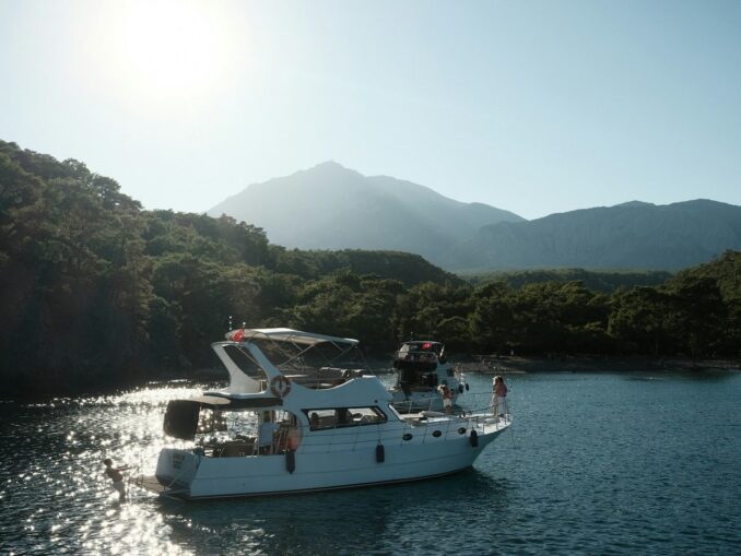 Температура воды в Кемере в октябре достигает +23-25 градусов, можно купаться