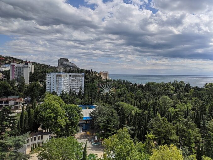 Алушта в октябре - здесь можно хорошо отдохнуть на море!