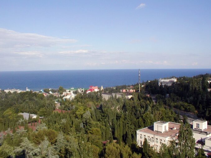 Температура воздуха в Алуште в октябре достигает +24 градусов Цельсия