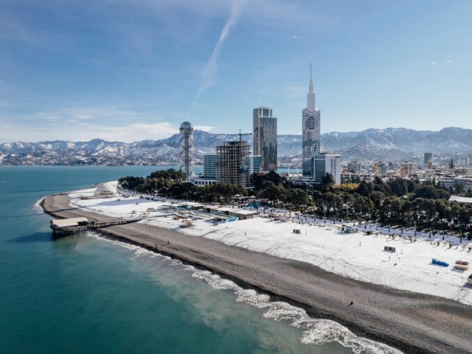 В Батуми в Грузии зима более мягка, но все равно выпадает снег 